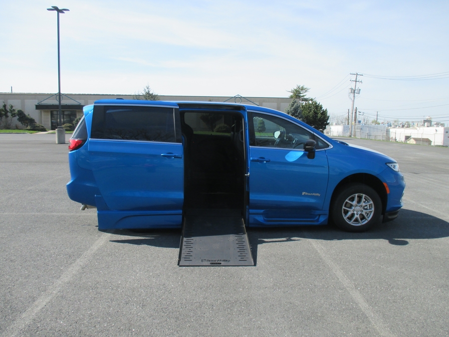 Blue Chrysler Pacifica image number 8