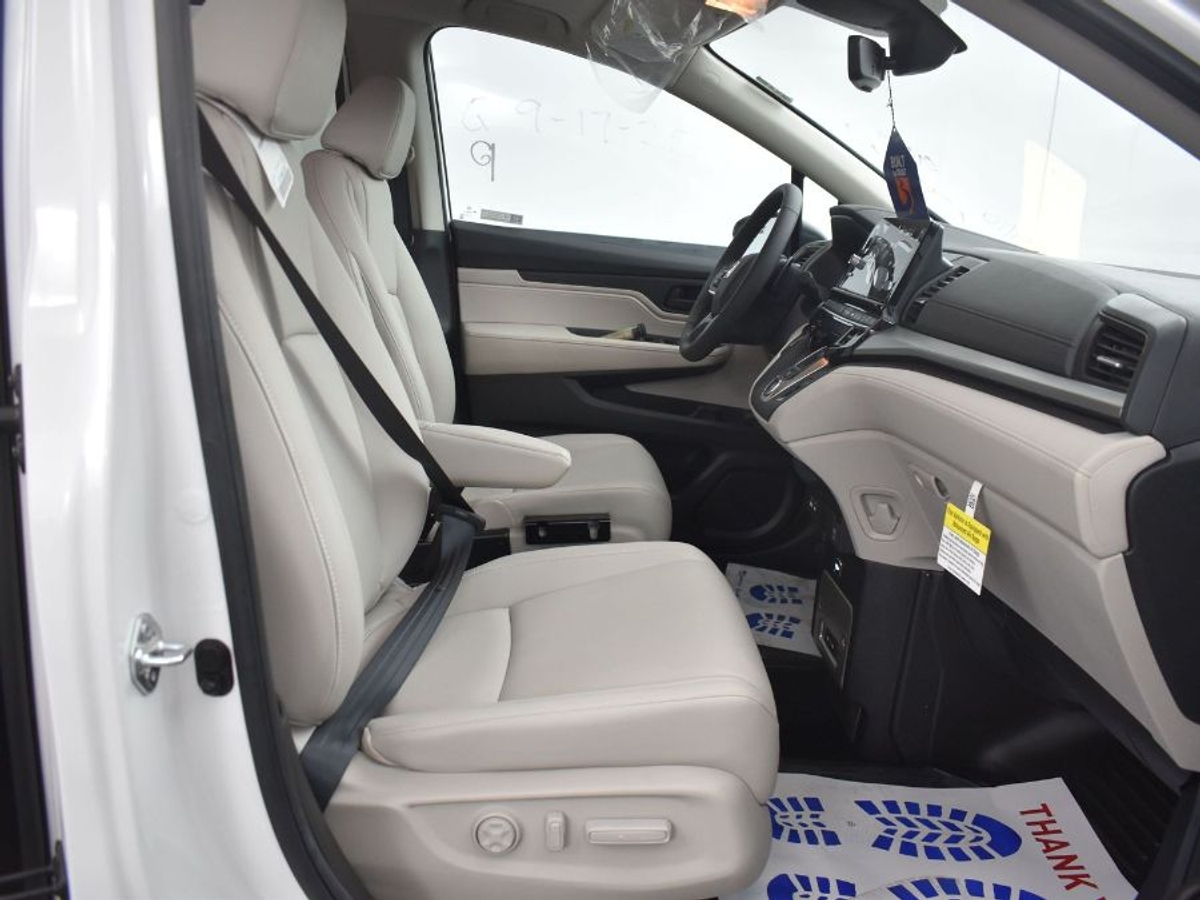 White Honda Odyssey image number 8