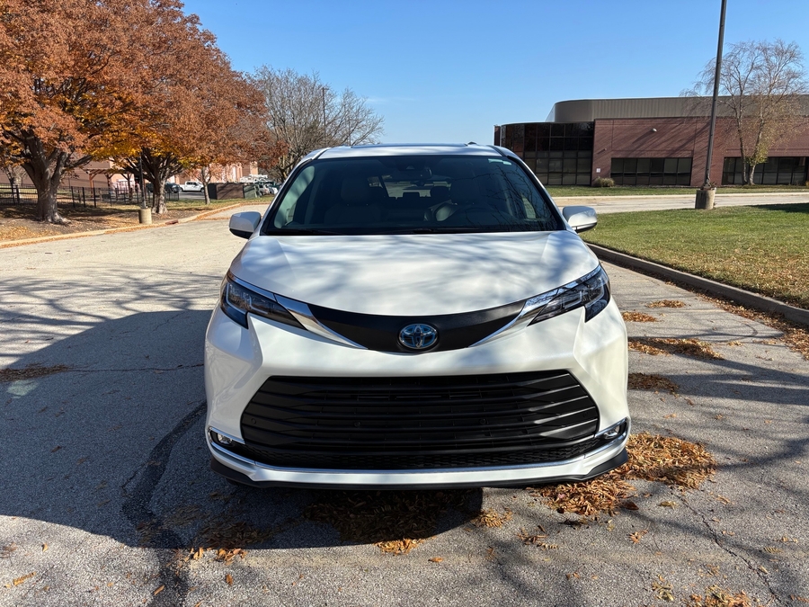 Used 2021 Toyota Sienna Hybrid XLE Base - BraunAbility Side Entry Entry Fold Out Automatic Ramp