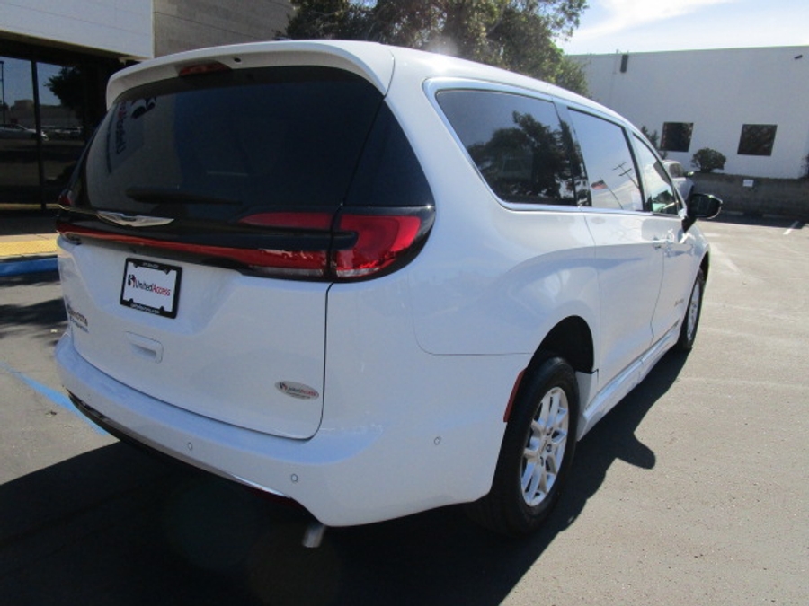 New 2025 Chrysler Pacifica Select Safety - BraunAbility Side Entry Entry Fold Out Automatic Ramp