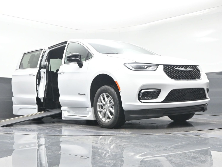White Chrysler Pacifica image number 17