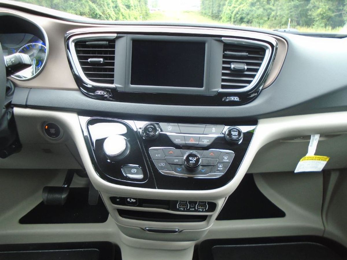 Red Chrysler Voyager image number 29