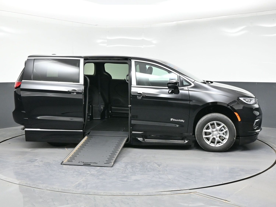 Black Chrysler Pacifica image number 1