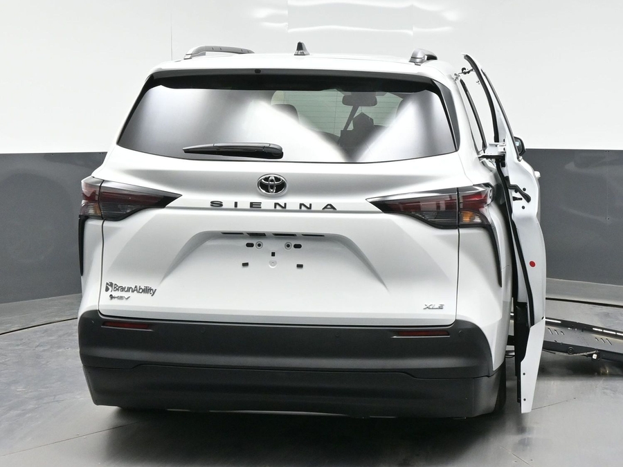 White Toyota Sienna image number 5