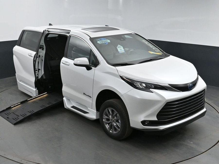 New 2025 Toyota Sienna Hybrid XLE Base - BraunAbility Side Entry Entry Fold Out Automatic Ramp