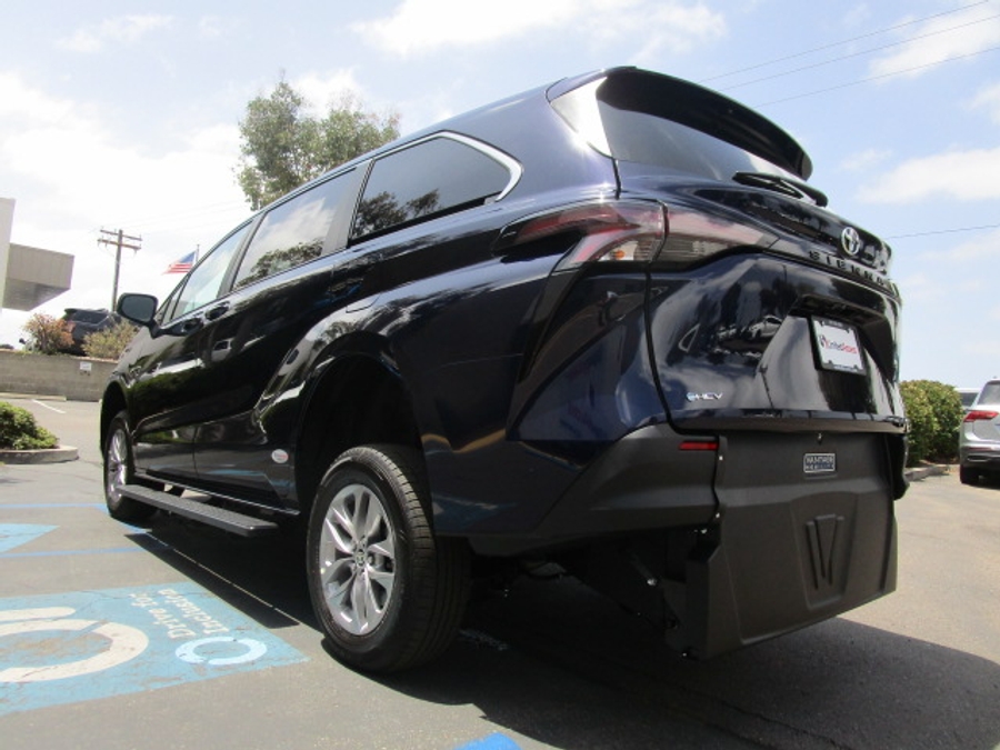 New 2026 Toyota Sienna Hybrid FWD LE - Vantage Mobility Commercial Rear Entry Entry Fold Out Manual Ramp