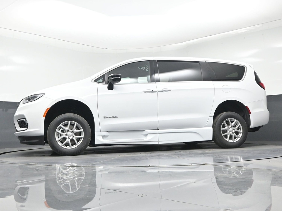 White Chrysler Pacifica image number 17