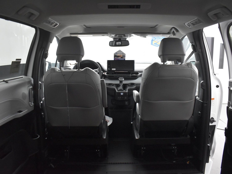 New 2025 Toyota Sienna Hybrid XLE Plus - BraunAbility Side Entry Entry In Floor Automatic Ramp