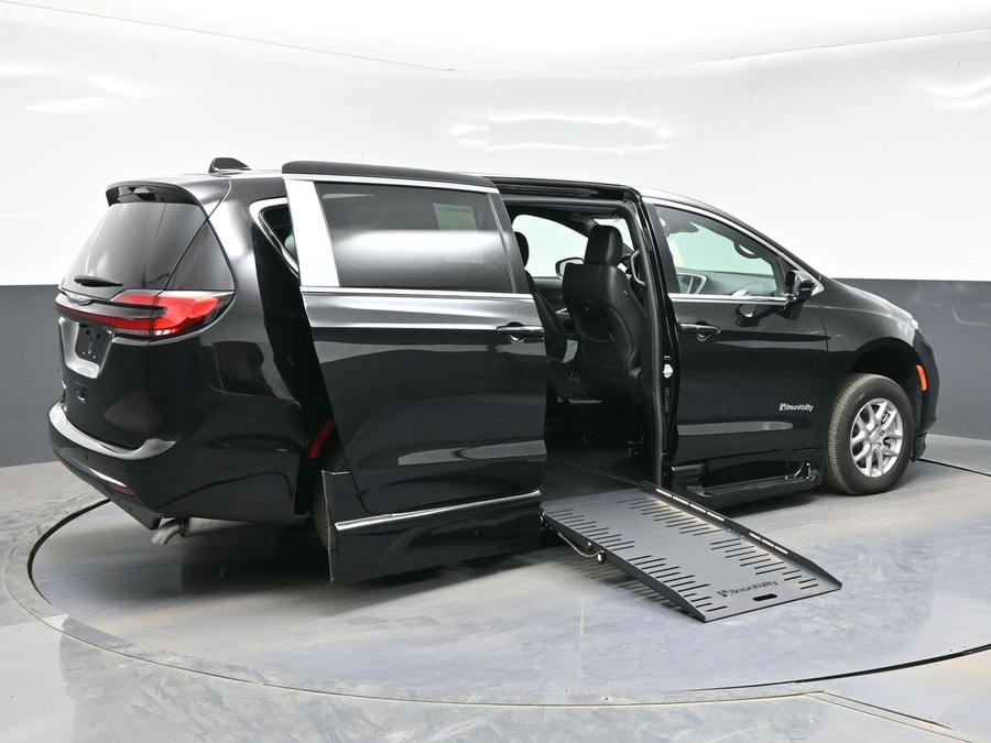 Black Chrysler Pacifica image number 6