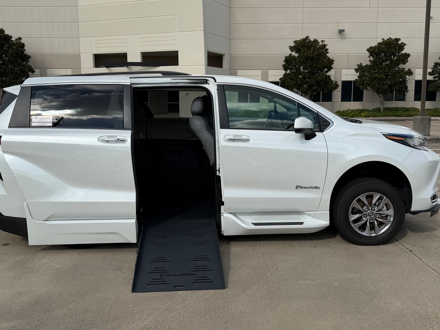 Used 2022 Toyota Sienna Hybrid XLE - BraunAbility Side Entry Fold Out Automatic Ramp