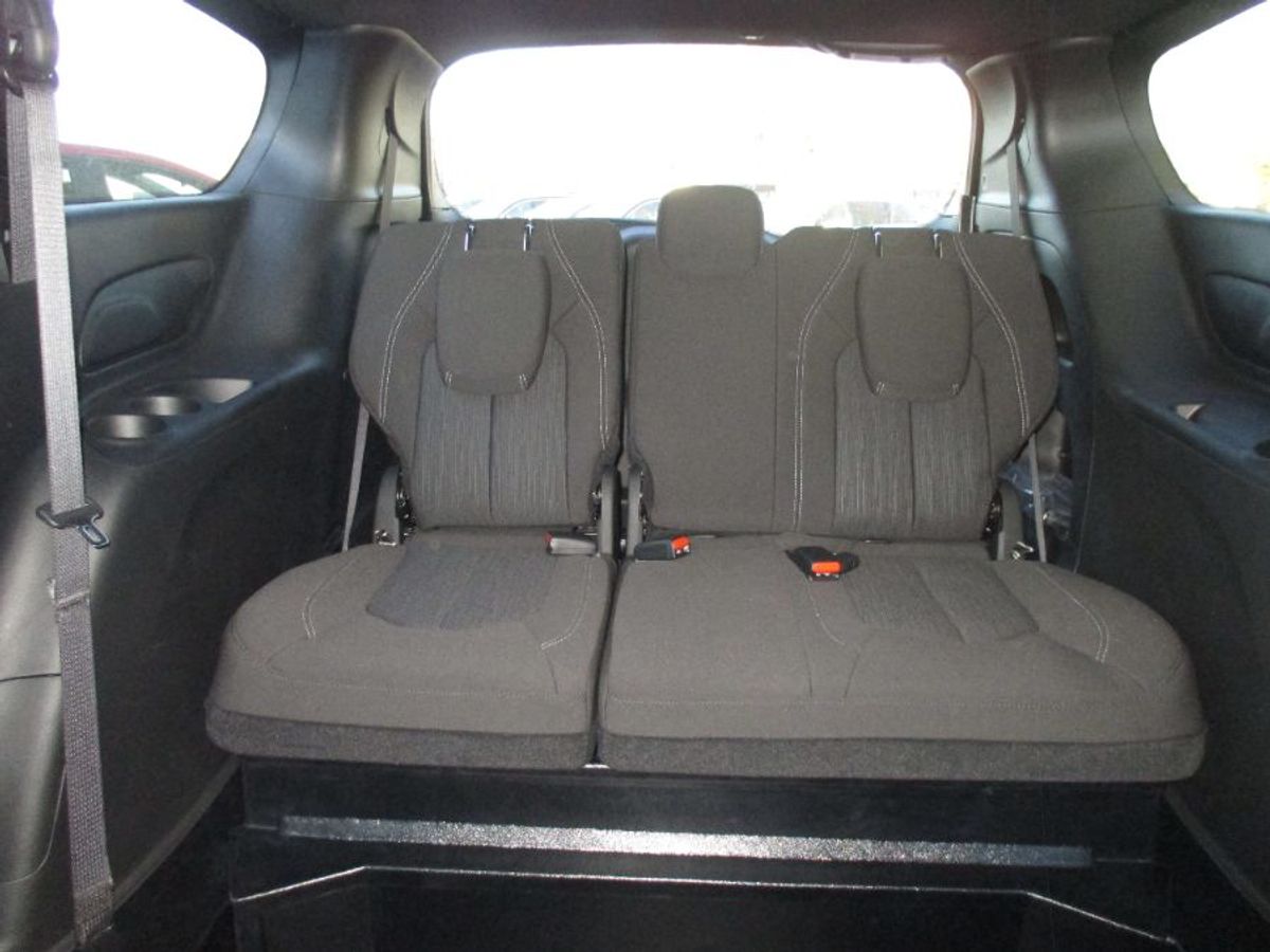 Grey Chrysler Pacifica image number 13