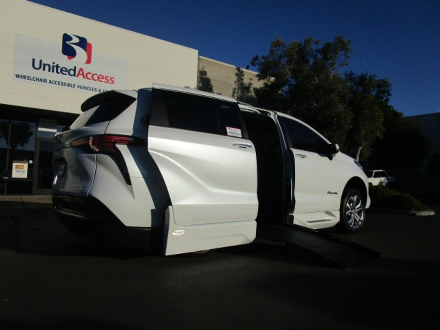Used 2024 Toyota Sienna Hybrid Platinum - BraunAbility Side Entry Entry Fold Out Automatic Ramp