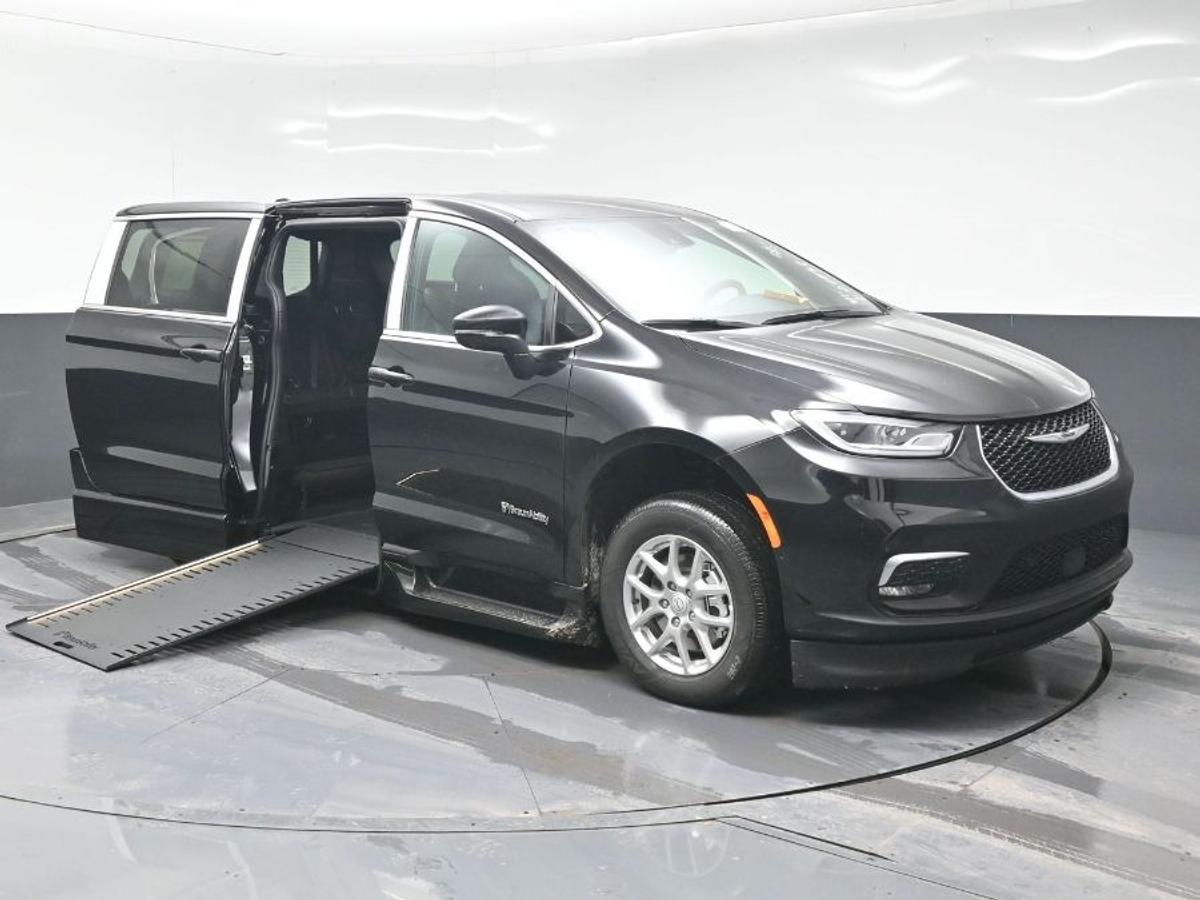 Black Chrysler Pacifica with Side Entry Automatic In Floor ramp