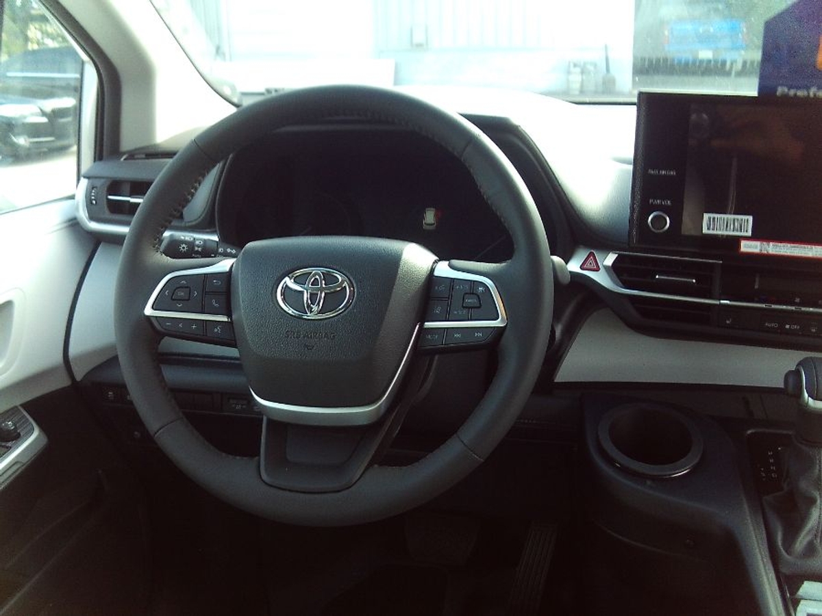2025 TOYOTA SIENNA - Image 11