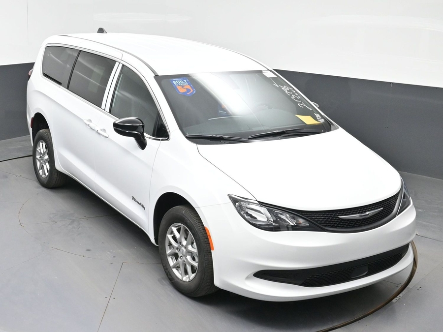 White Chrysler Voyager image number 21