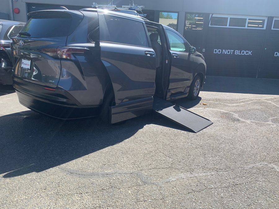 New 2025 Toyota Sienna Hybrid XLE Plus - VMI Side Entry Entry In Floor Automatic Ramp