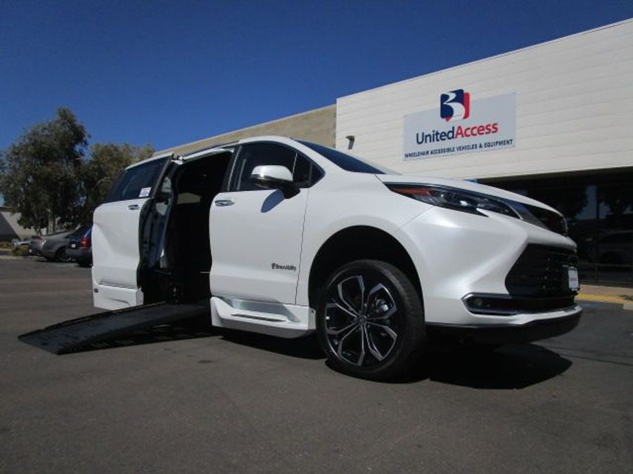 New 2025 Toyota Sienna Hybrid Platinum - BraunAbility Side Entry Entry Fold Out Automatic Ramp