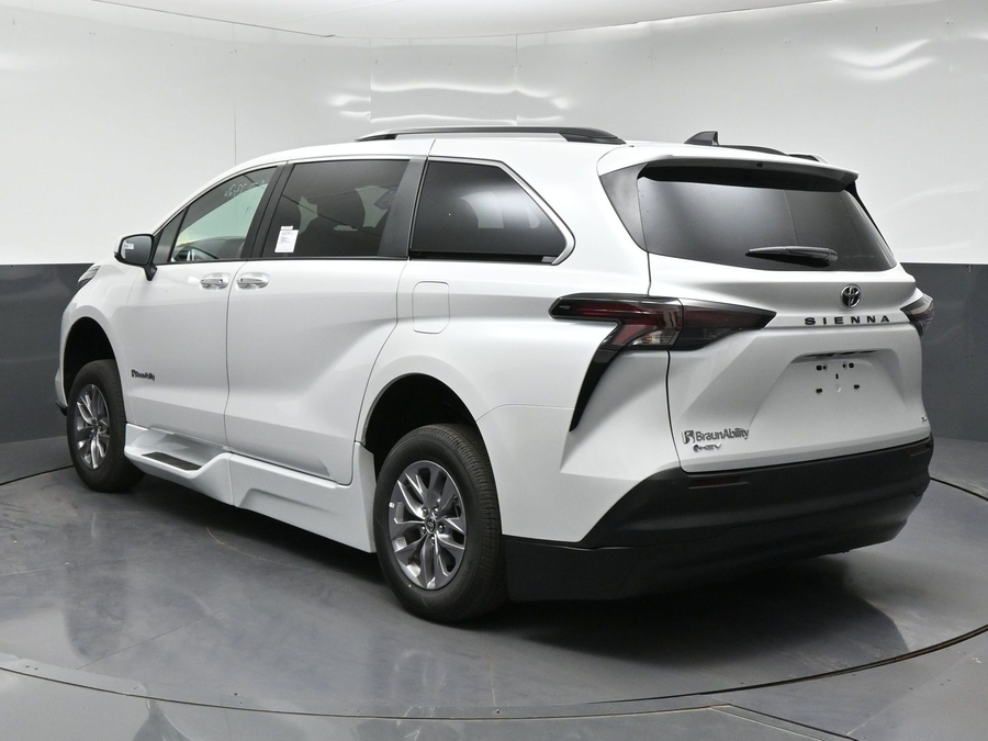 White Toyota Sienna image number 11