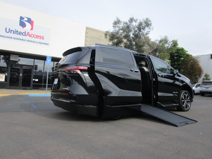 New 2025 Toyota Sienna Hybrid Platinum - BraunAbility Side Entry Entry In Floor Automatic Ramp