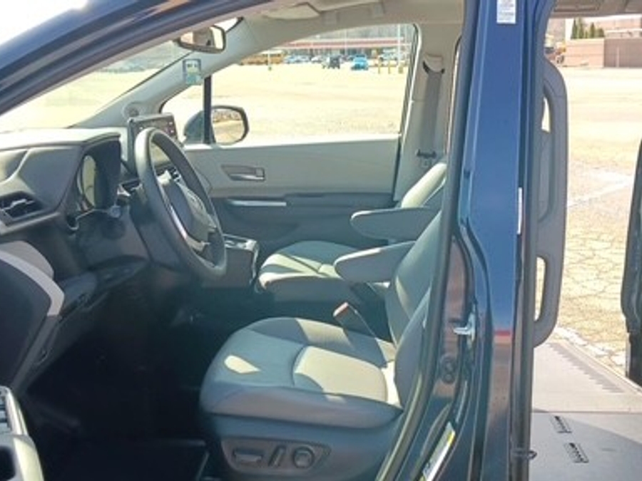 Blue Toyota Sienna image number 8