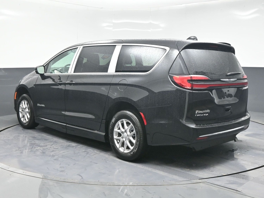 Black Chrysler Pacifica image number 7