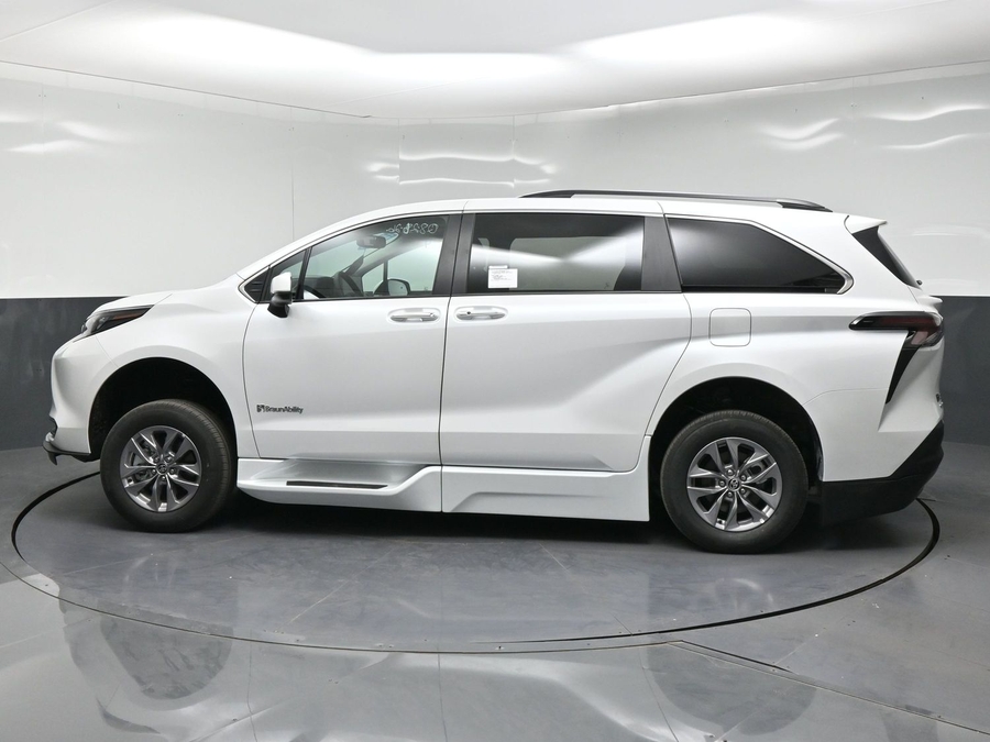 New 2026 Toyota Sienna Hybrid XLE Base - BraunAbility Side Entry Fold Out Automatic Ramp