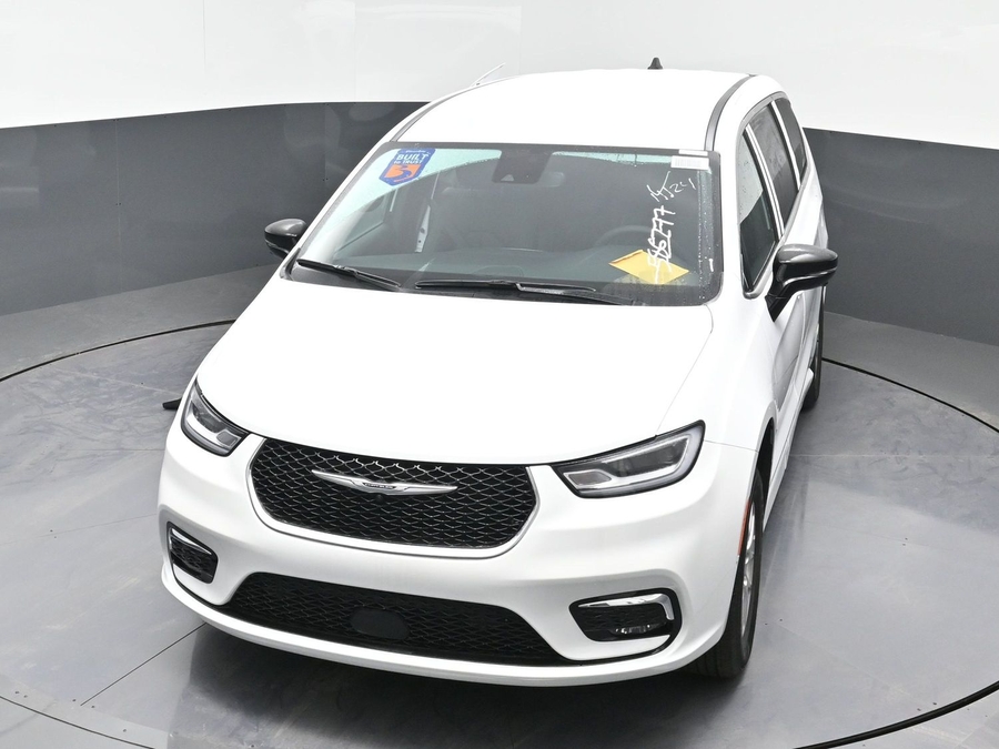 White Chrysler Pacifica image number 23