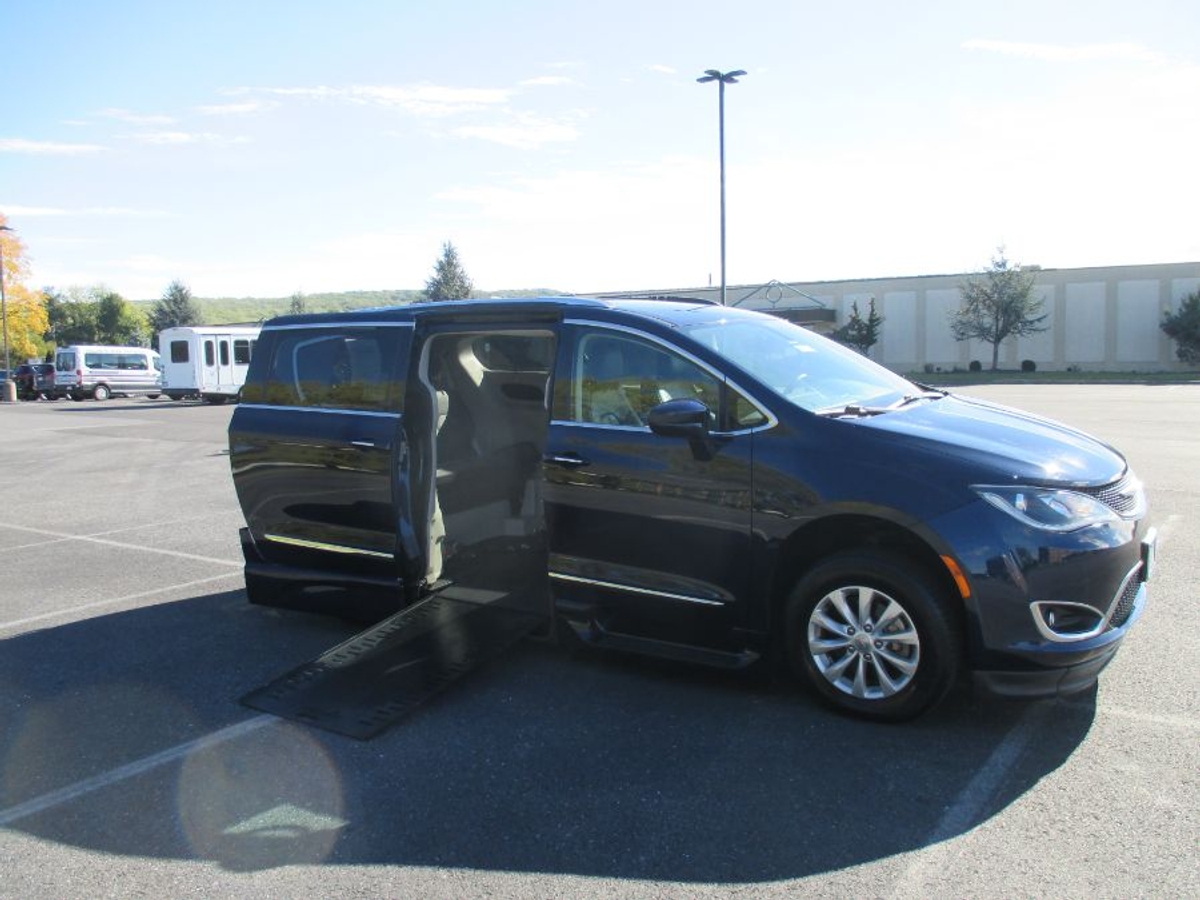 2018 Chrysler Pacifica Touring L's photo