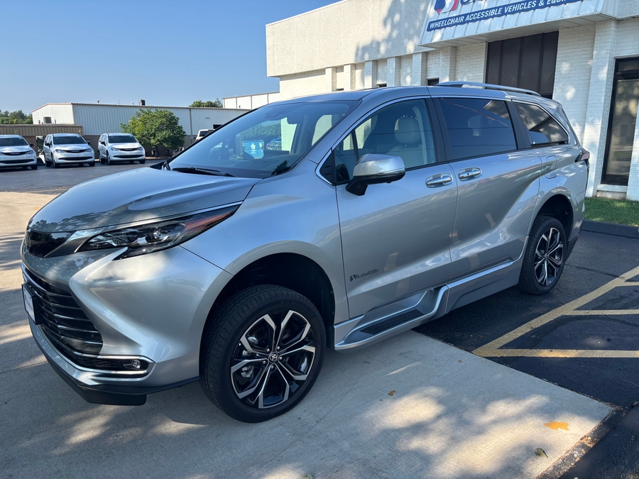 Used 2025 Toyota Sienna Hybrid Platinum - BraunAbility Side Entry Fold Out Automatic Ramp