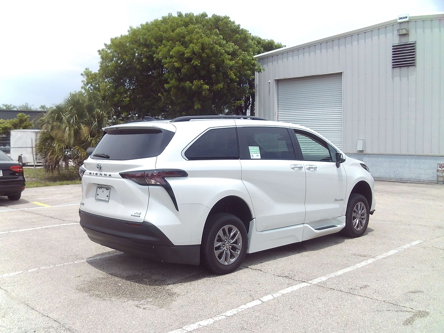 White Toyota Sienna image number 5