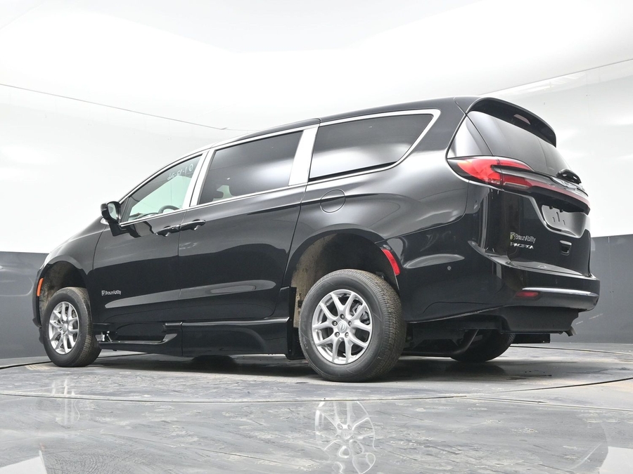 Black Chrysler Pacifica image number 20