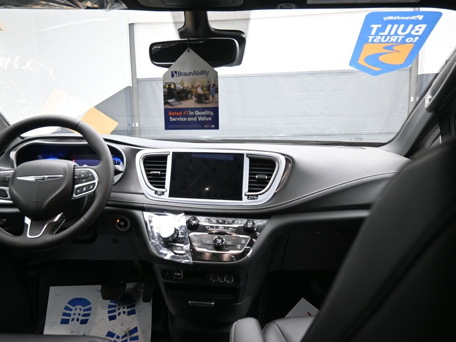 New 2025 Chrysler Pacifica Select Safety - BraunAbility Side Entry Entry Fold Out Automatic Ramp