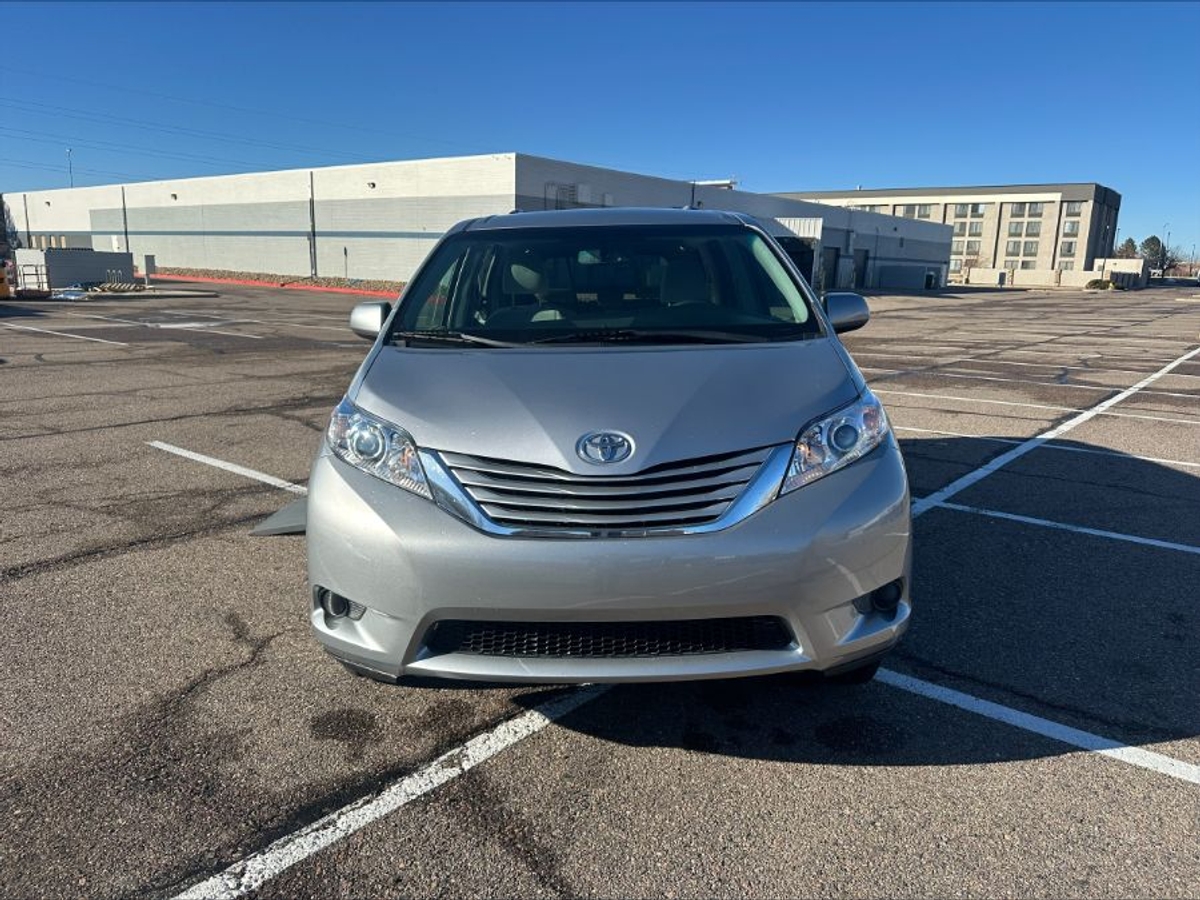Silver Toyota Sienna image number 19