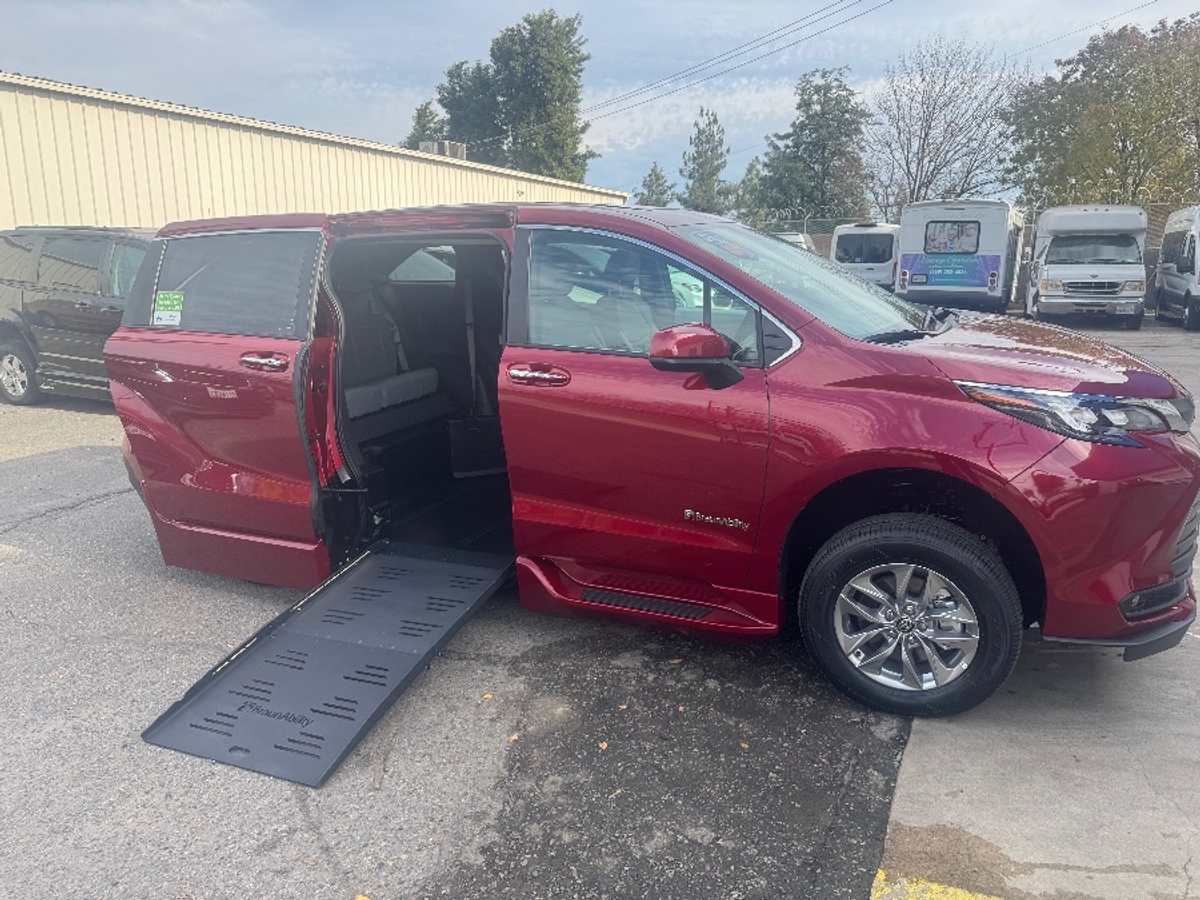 2025 TOYOTA SIENNA - Image 8