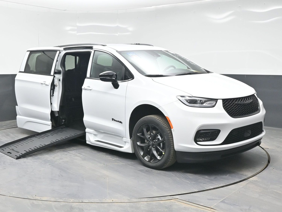 New 2026 Chrysler Pacifica Select Sport - BraunAbility Side Entry Fold Out Automatic Ramp