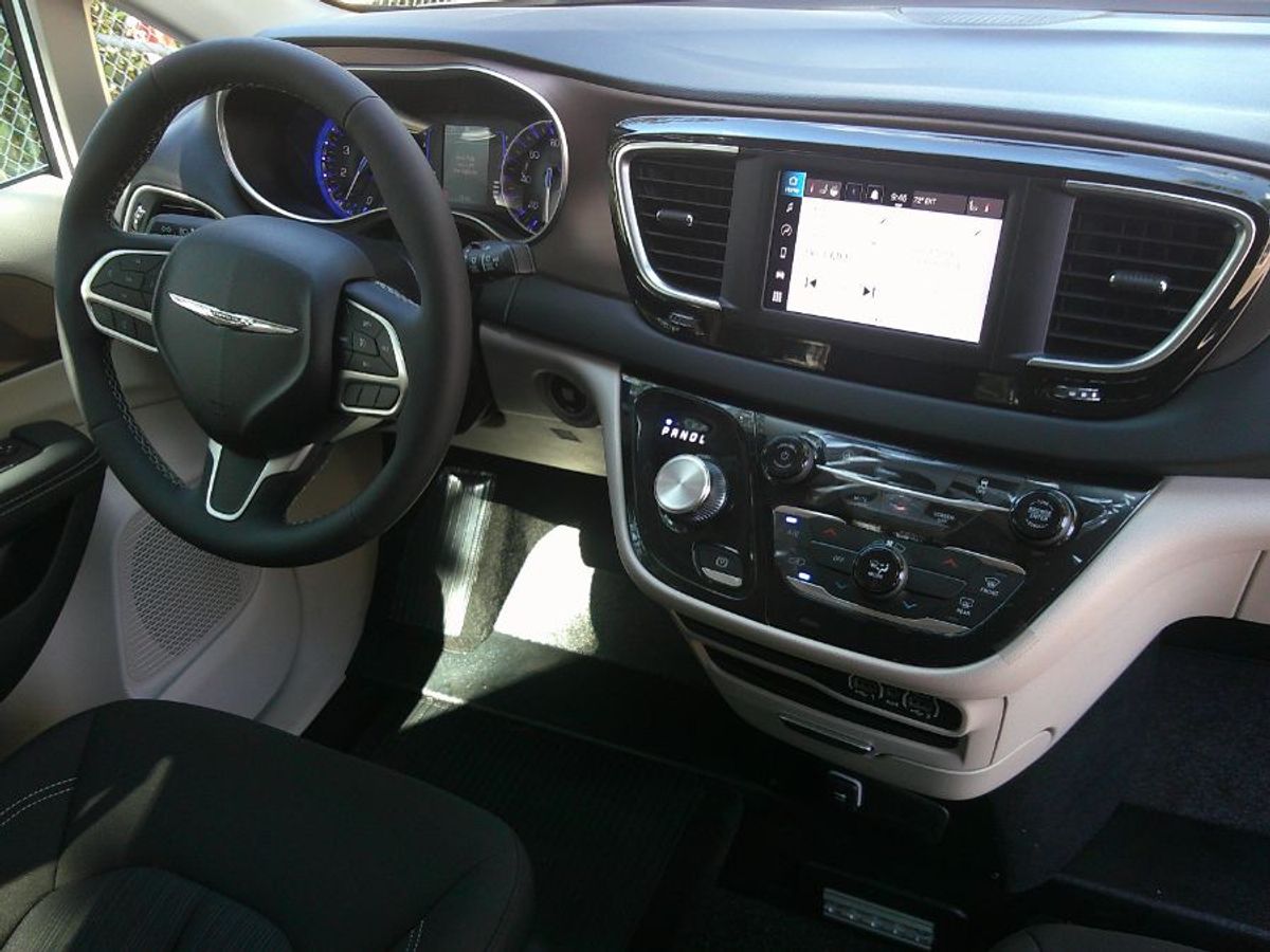 2024 CHRYSLER VOYAGER - Image 15