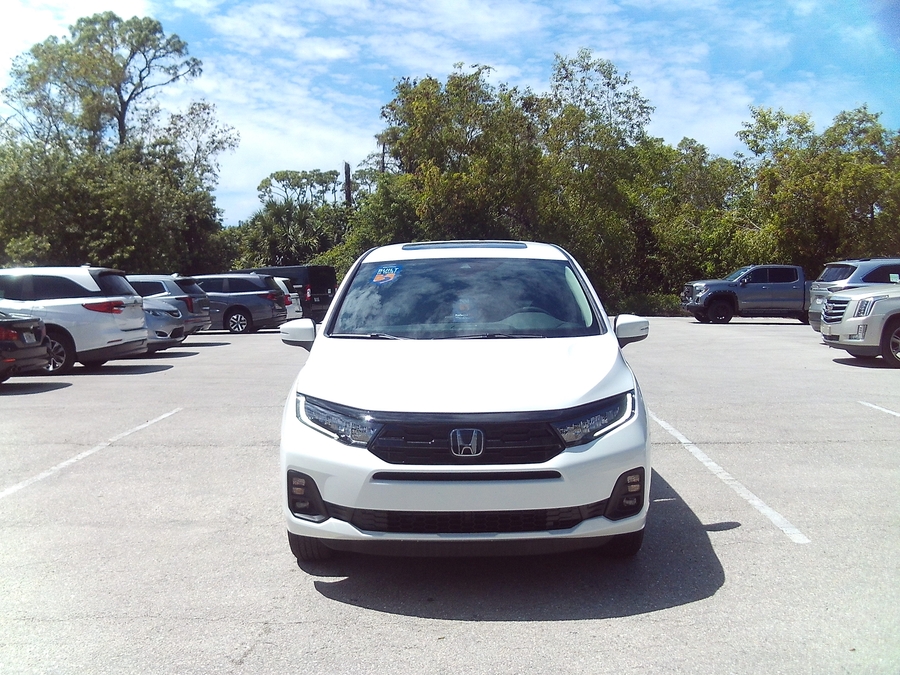 Honda Odyssey blanca con entrada lateral automática en la rampa de piso