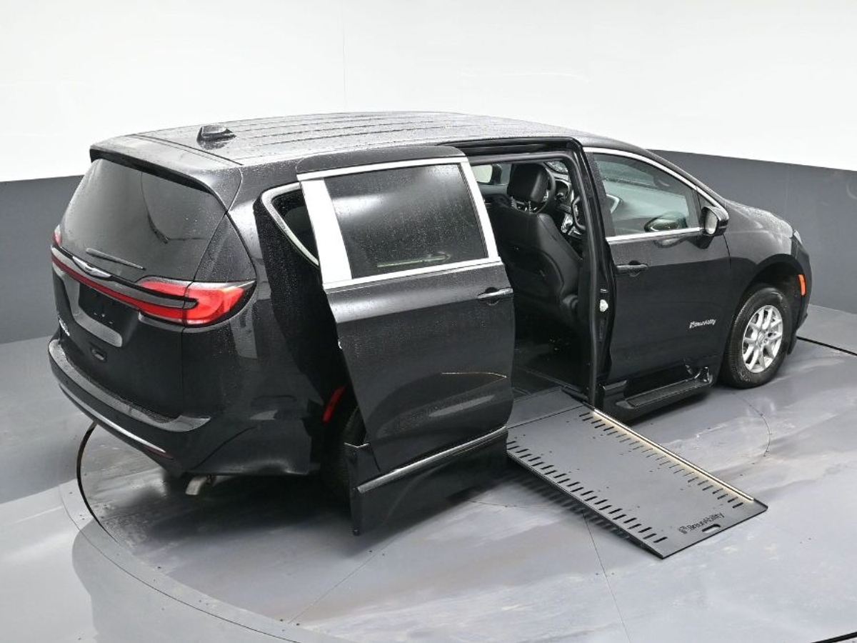 Black Chrysler Pacifica image number 25