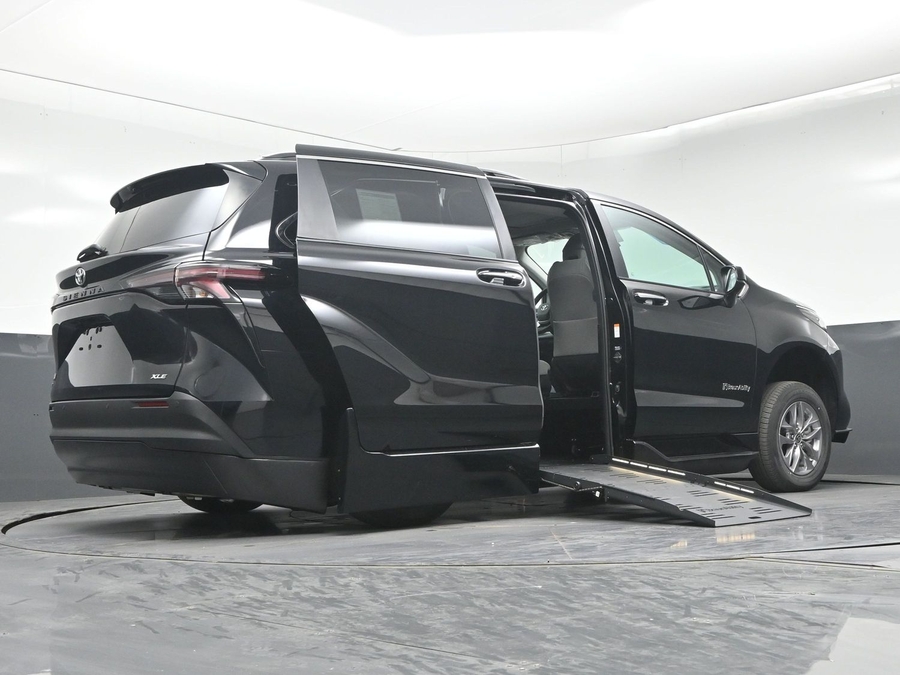 New 2026 Toyota Sienna Hybrid XLE Add - BraunAbility Side Entry Fold Out Automatic Ramp
