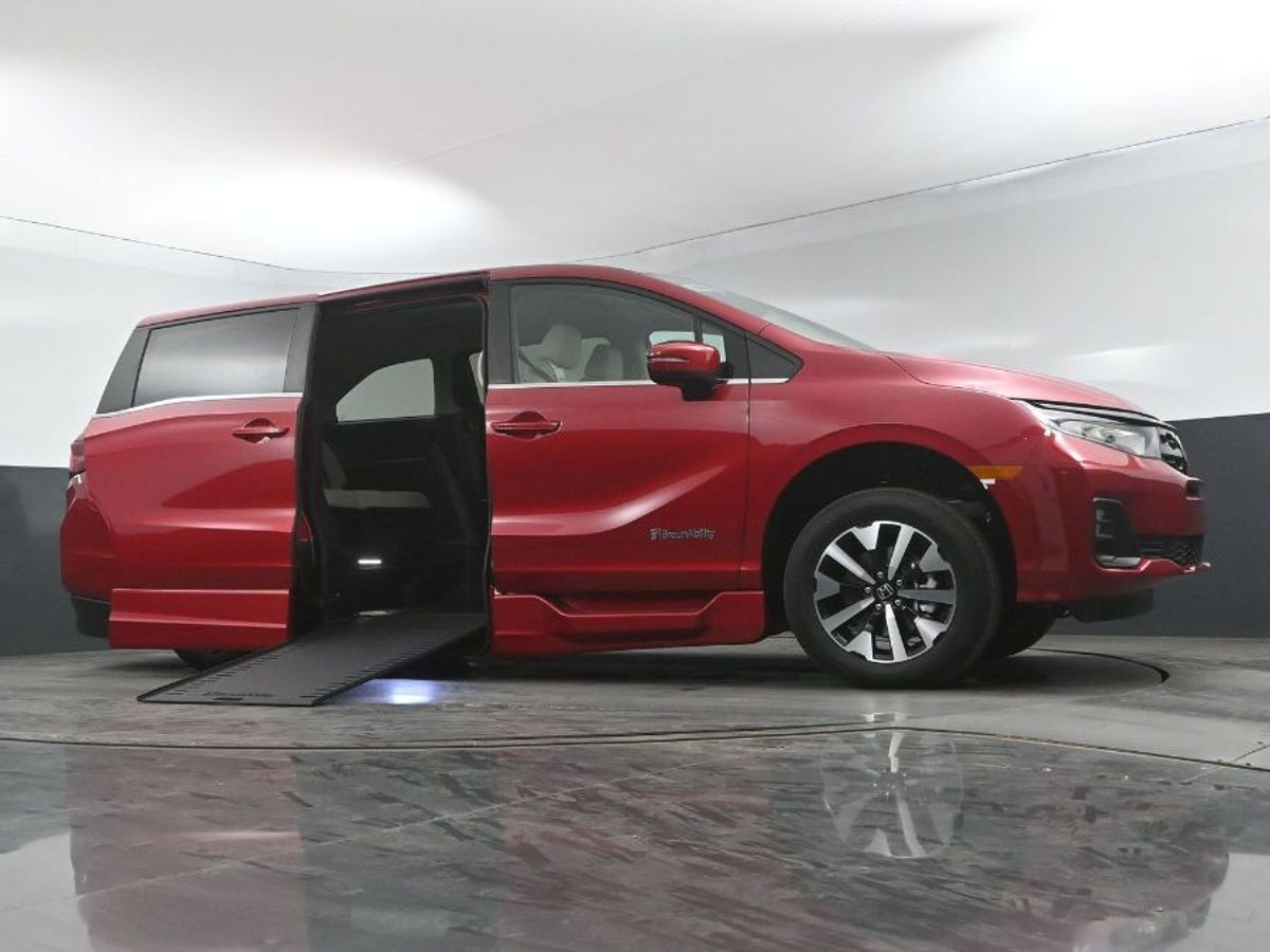 Red Honda Odyssey image number 18