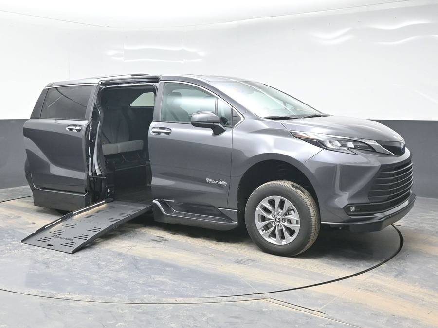 New 2025 Toyota Sienna Hybrid XLE Plus - BraunAbility Side Entry Entry Fold Out Automatic Ramp