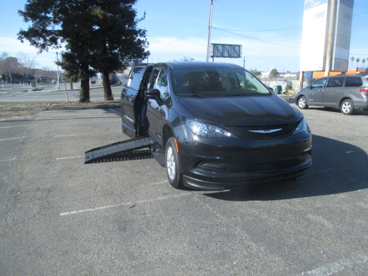 2023 CHRYSLER VOYAGER - Image 1