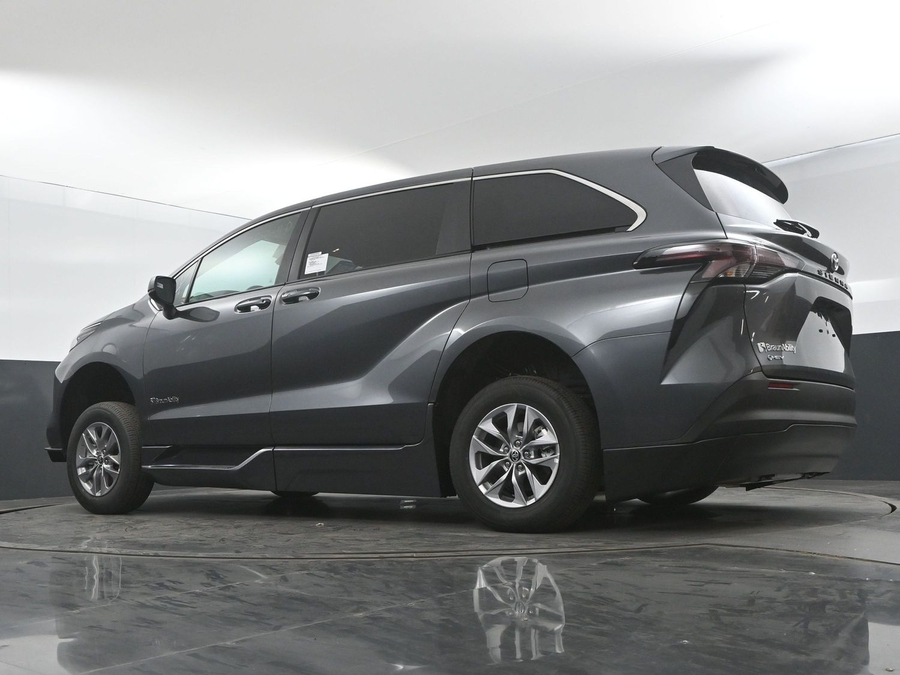 New 2025 Toyota Sienna Hybrid LE - BraunAbility Side Entry Entry Fold Out Automatic Ramp