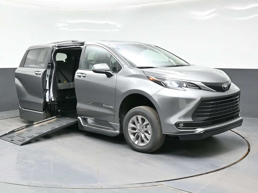 Grey Toyota Sienna image number 9