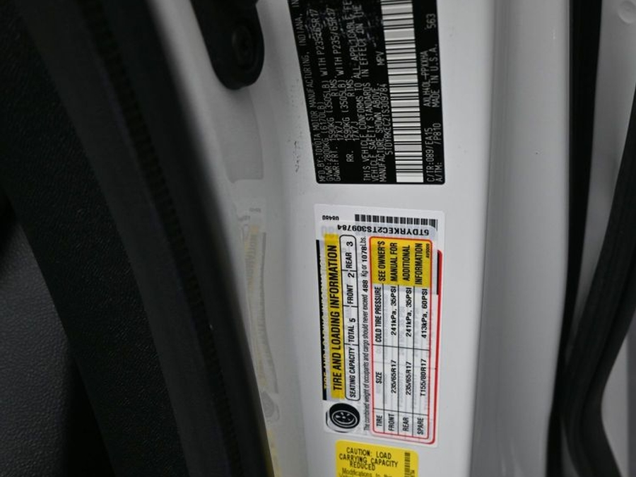 White Toyota Sienna image number 13