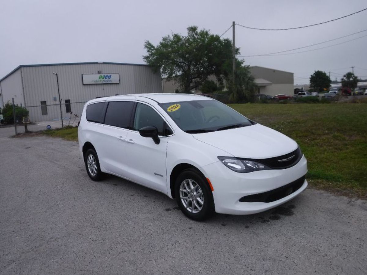 2024 CHRYSLER VOYAGER - Image 2