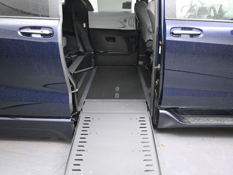 New 2026 Toyota Sienna Hybrid XLE Add - BraunAbility Side Entry Entry In Floor Automatic Ramp