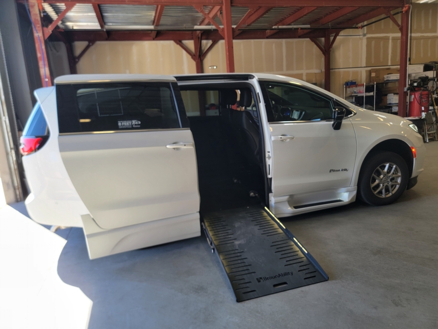 Used 2025 Chrysler Pacifica Select - BraunAbility Side Entry Entry Fold Out Automatic Ramp