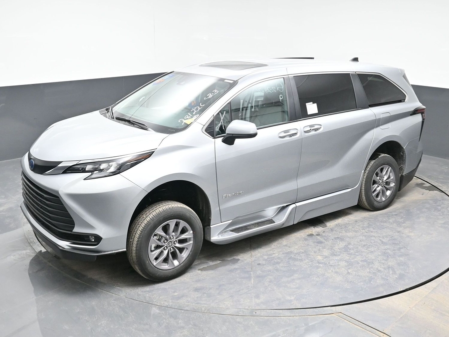 Silver Toyota Sienna image number 23