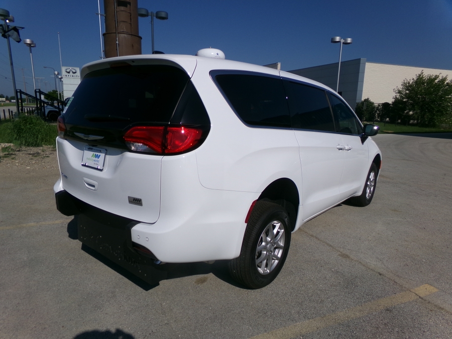 White Chrysler Voyager image number 24